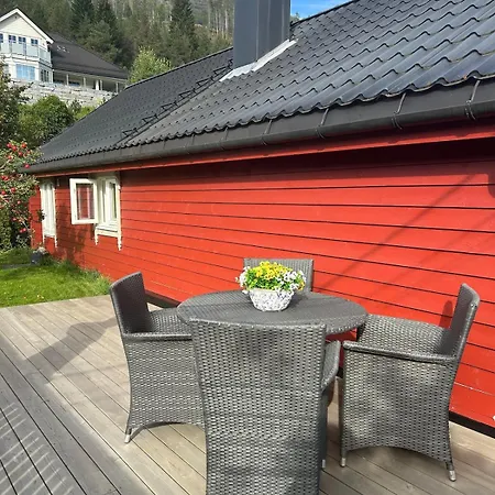 Olastova, Et Koselig Lite Hus I Naer Sentrum * ストリン