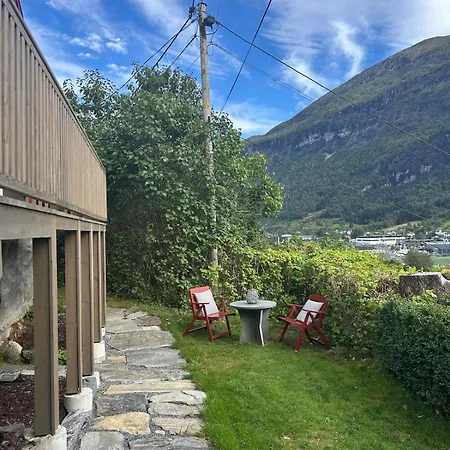 Olastova, Et Koselig Lite Hus I Naer Sentrum ストリン